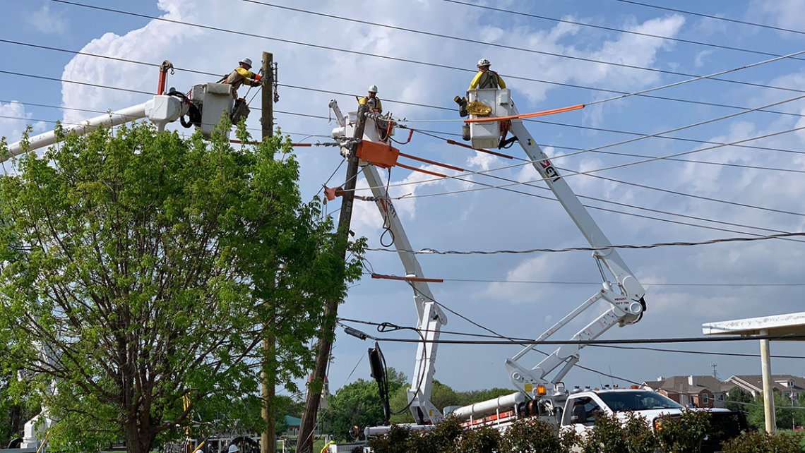 energy-lines-workers-hdr